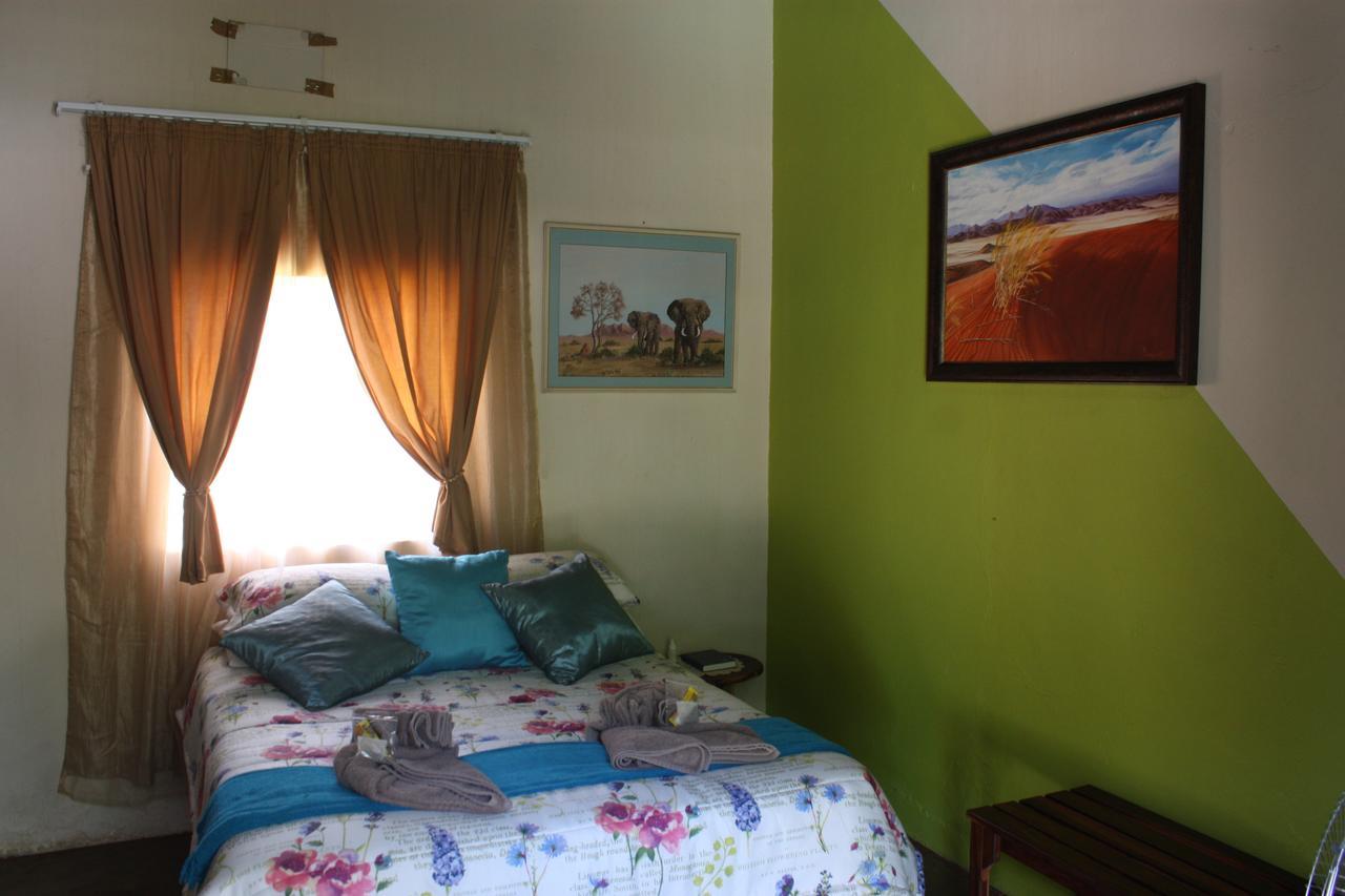 أوتجو Kai-Oms Backpackers Lodge المظهر الخارجي الصورة